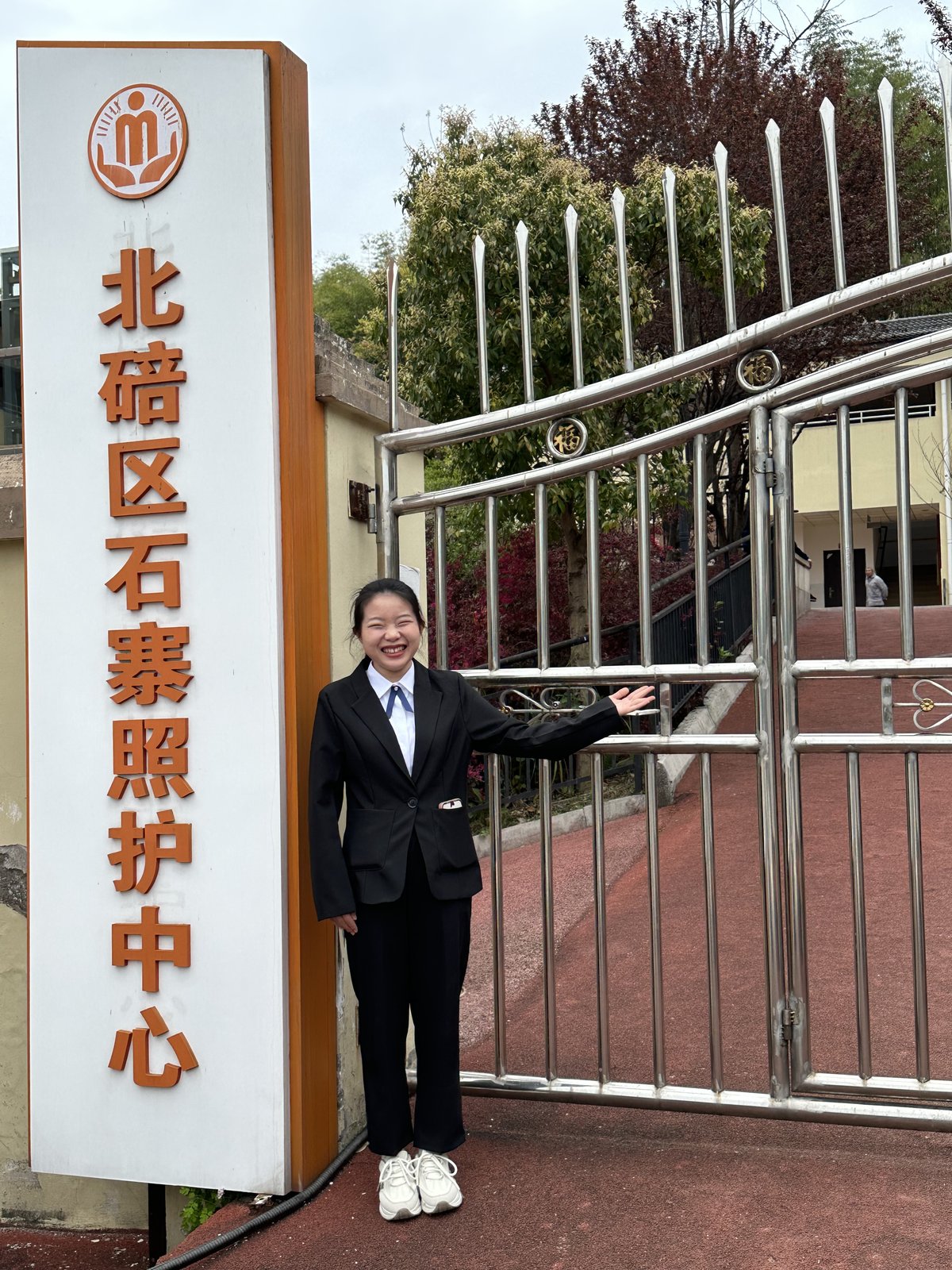 Cai Dingxiu in front of Tongyue's Beizhai location