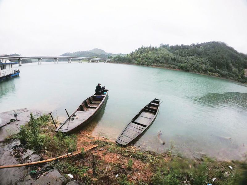 Wooden rafts, divers, Xin’an River Reservoir, Qiandao lake, Xujiayuan village, Hangzhou, Thousand Island Lake