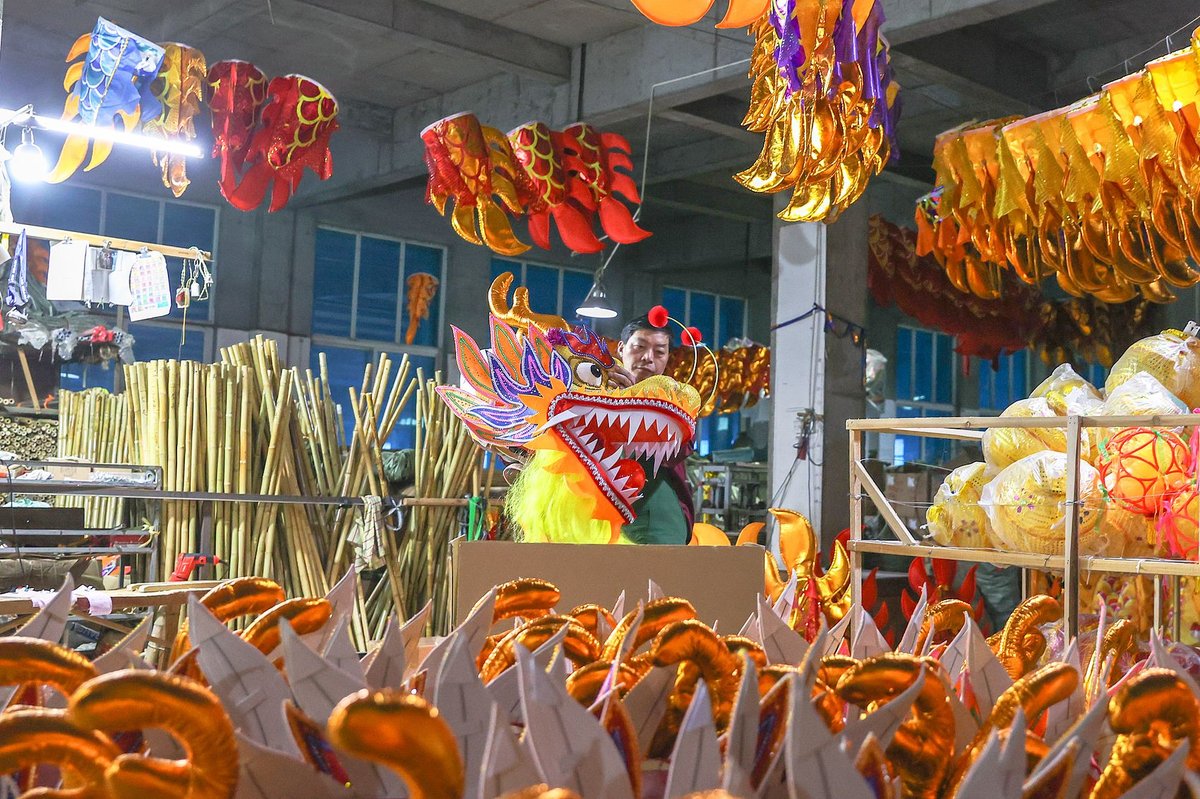 Many of the dragon lanterns used in southern China are manufactured in Chengnan village, Jiangxi, which even supplies overseas markets
