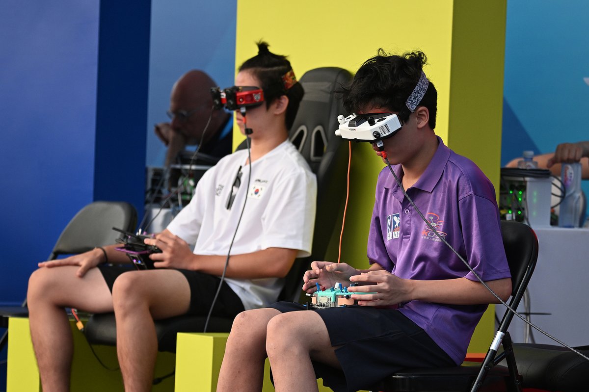 Li Tianxing and Huang Yueqi participating in the drone racing in Chengdu
