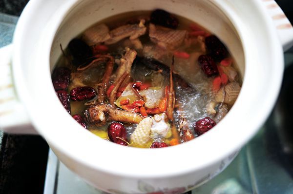 A bowl of yaoshan soup, which contains a variety of medicinal herbs and supplements. 