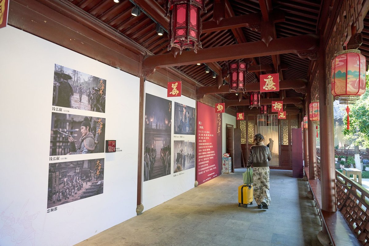 An exhibition of the recent hit historical drama Swords into Plowshares, which depicts the ancient Qian family, at King Qian’s Temple in Hangzhou