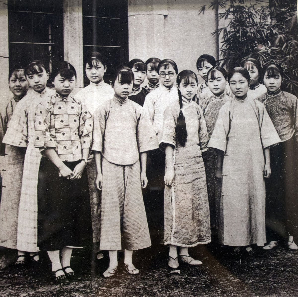 Female students wearing qipao in 1920s Shanghai, qipao female symbol China