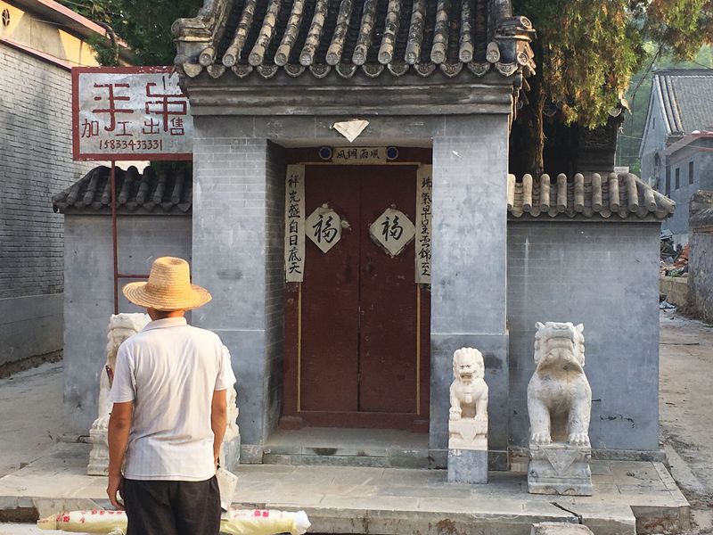 The shrine to Zhengwu is the centerpiece of Fenghuangtai, completely rebuilt after the original was destroyed by Red Guards