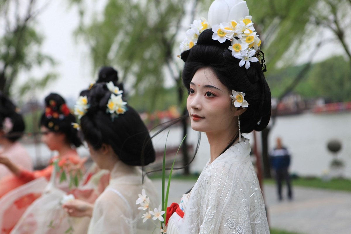 Twelve “floral deities” paraded through Tang Paradise, a traditional Tang-style garden in Xi’an.