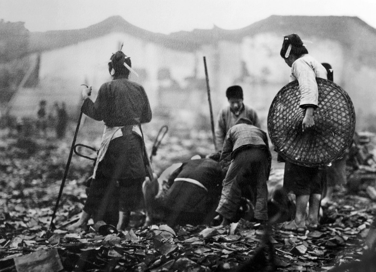 Fujian gathered together while wearing the tri-hairpin in a field