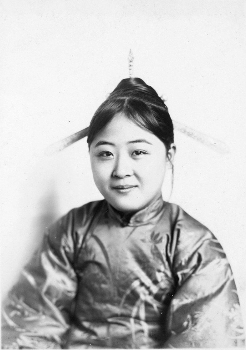 Fujian woman wearing wearing the tri-hairpins