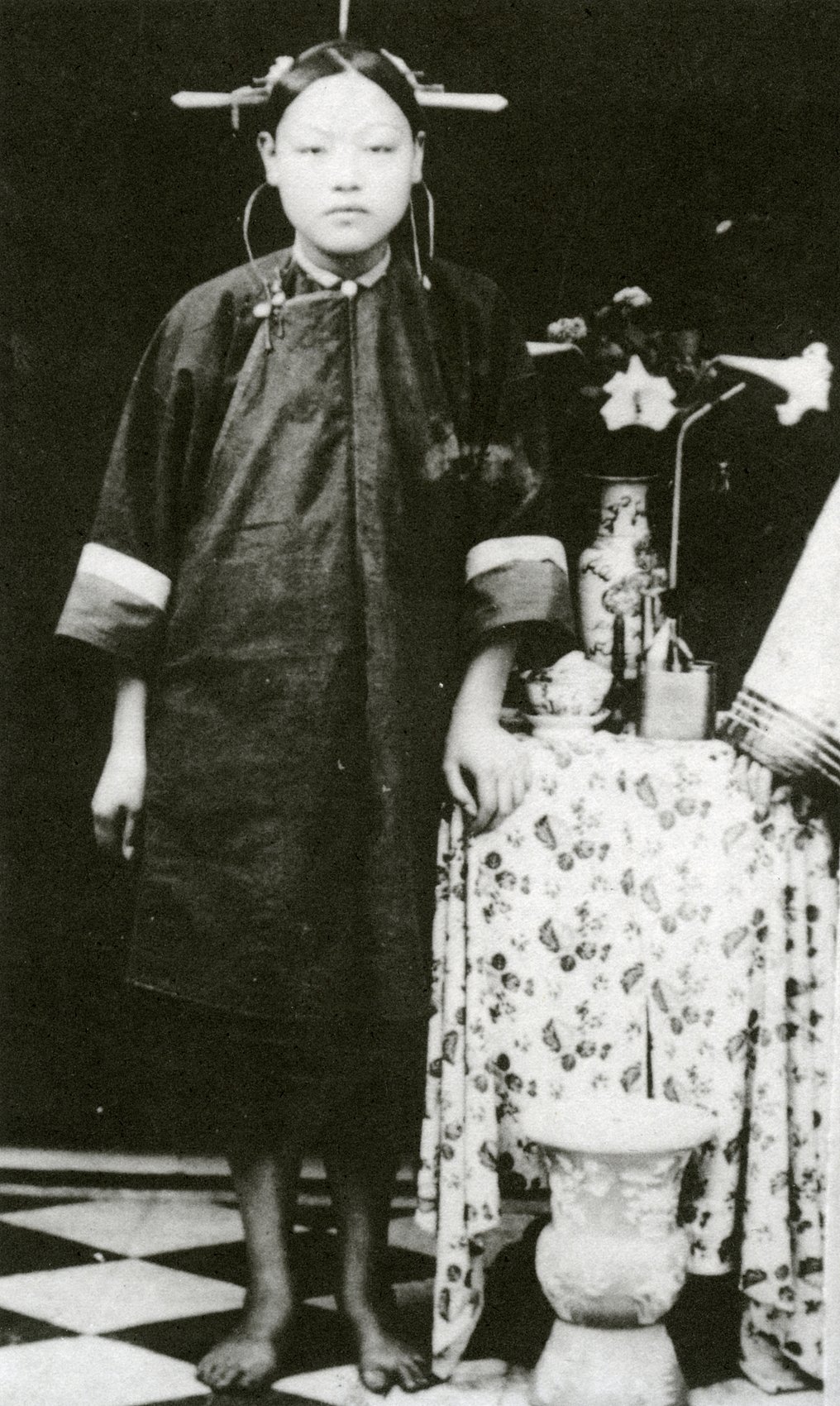 Fujian woman adorning the tri-hairpin as part of her hairpiece during the Republican Era