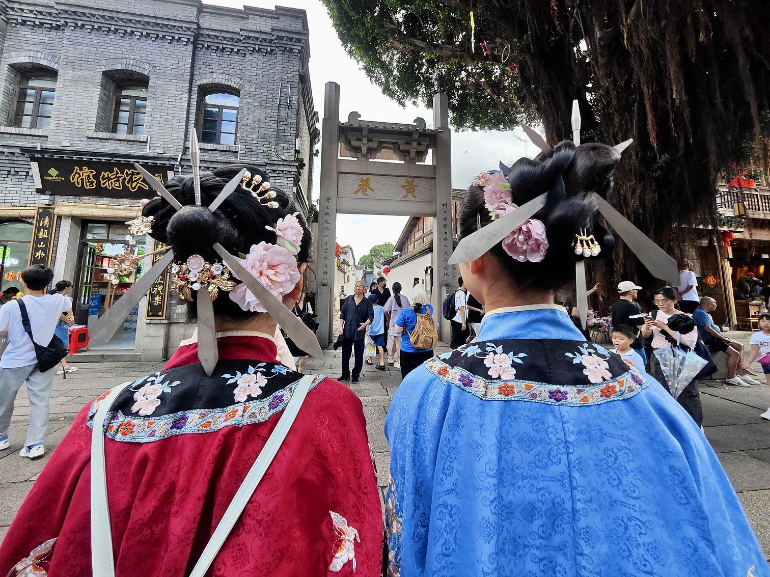 Fuzhou girls wearing three knives during Golden Week