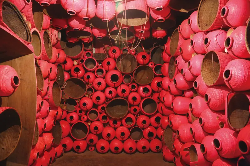 Artist Wu Jian’an painted old jars from villagers rose-red and arranged them on the walls and ceiling in “Memory Containers”