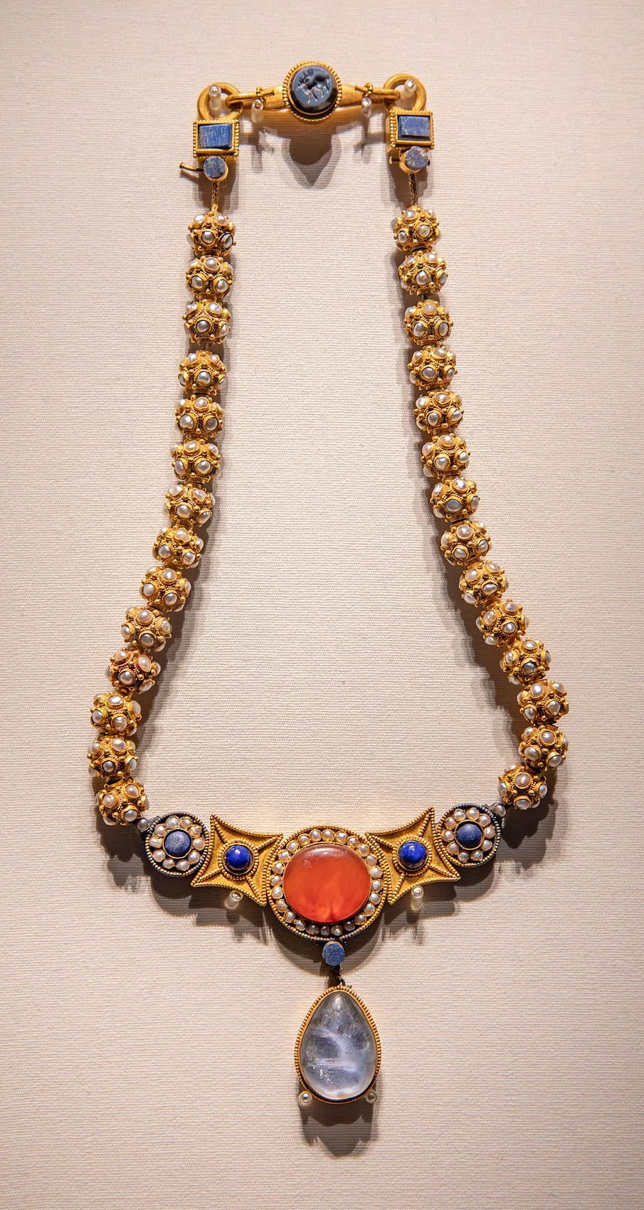 Inlaid with pearls and gemstones, the gold necklace excavated from Li’s tomb is crafted with exquisite workmanship that blends Central and West Asian styles of its period