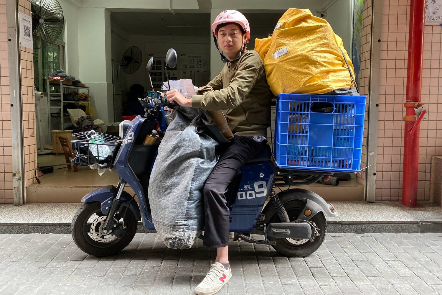 Guo once spent a month delivering packages in Shenzhen, earning an impressive 8,000 yuan