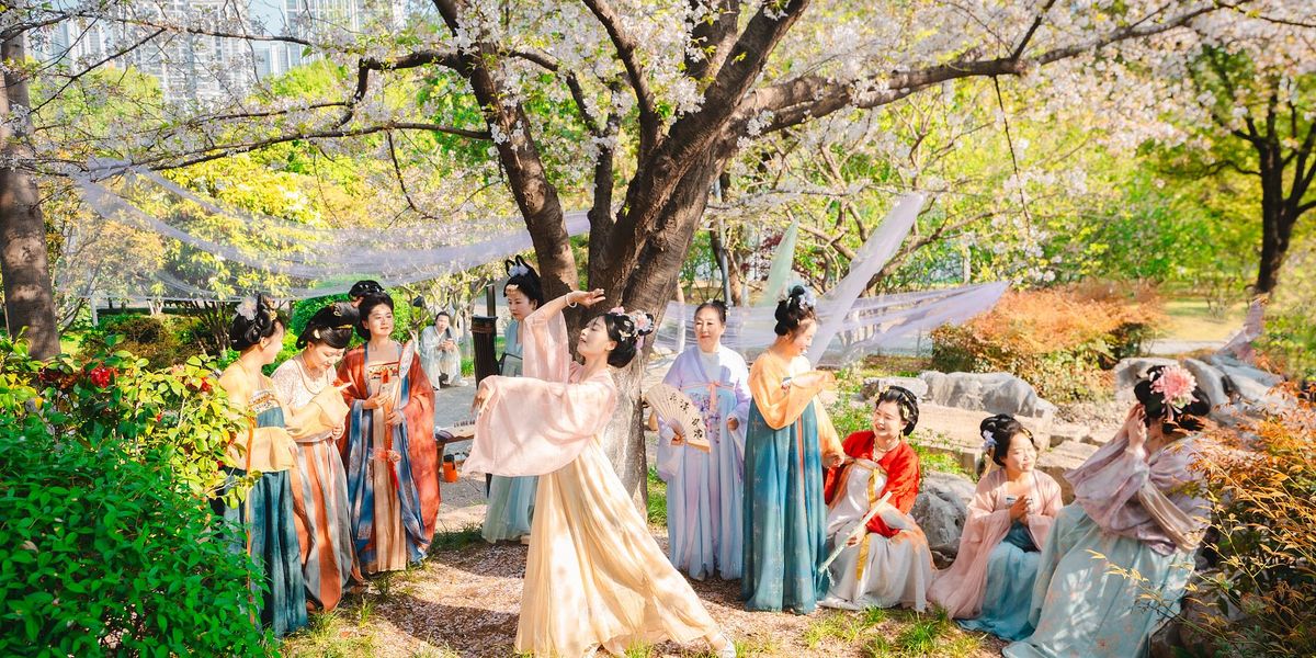 Hanfu enthusiasts Spring in Wuhan