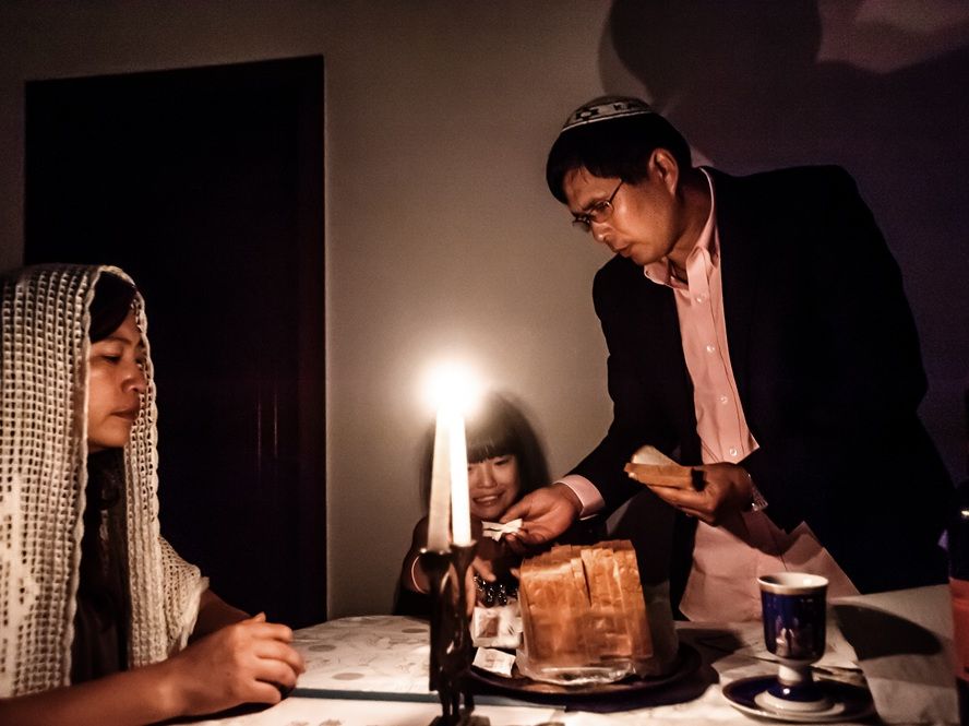A Sabbath dinner held at the Jin family home in Kaifeng City, Henan Province (Jia Shuo)