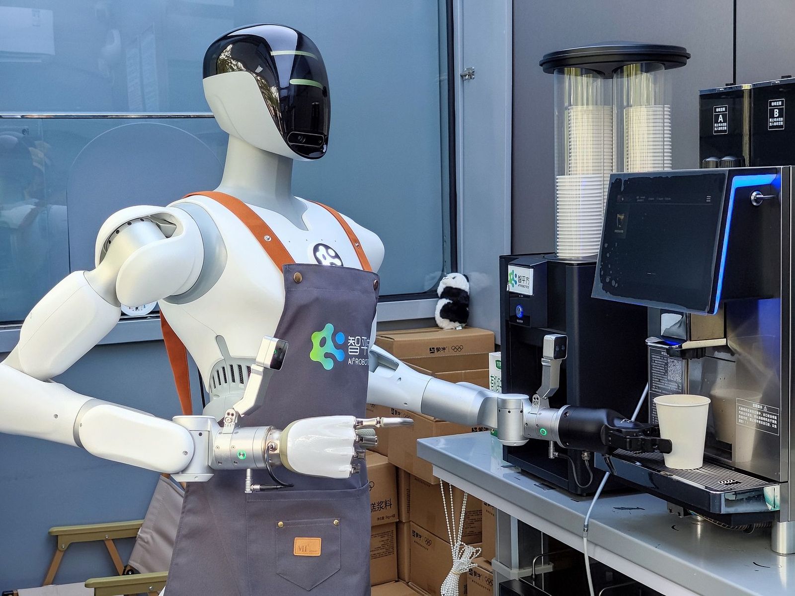 Humanoid robot in Shenzhen makes coffee