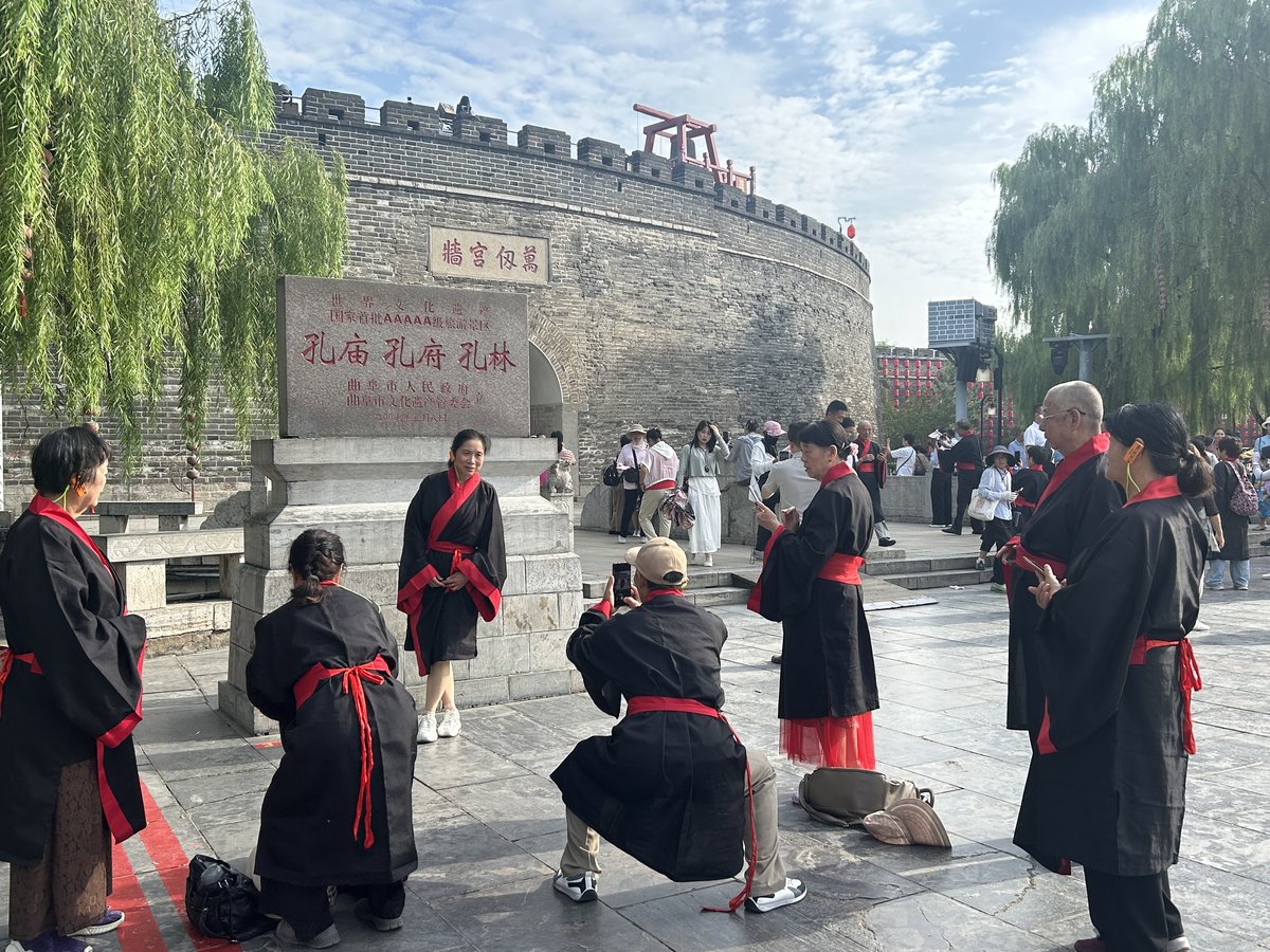 elderly Chinese tourists, travel in China, Confucius’s hometown