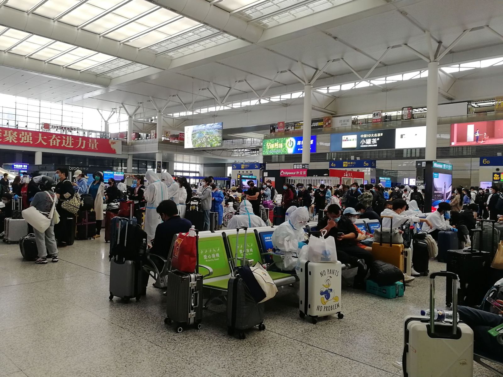 Hongqiao train station people leaving covid lockdown