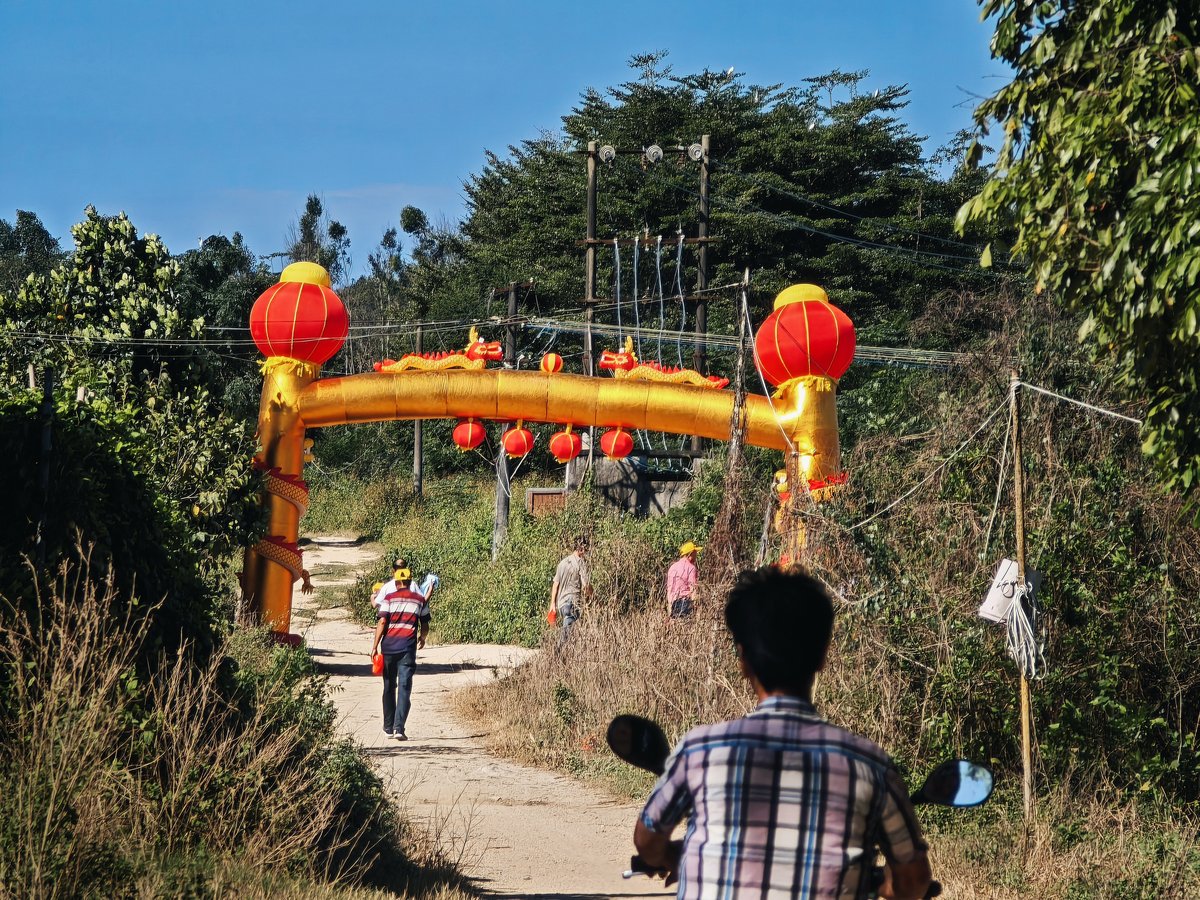 An inflatable archway was set up at the village entrance to welcome the Ancestral Lord’s visit