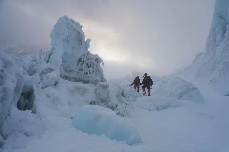 Liu Qing passes through the Khumbu icefall section (Courtesy of Liu Qing)