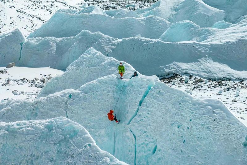 Liu Qing conducts ice climbing training near the Everest Base Camp