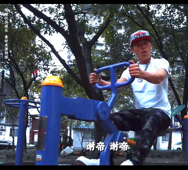 Basic exercise equipment made famous by Chengdu rapper Nuomi, Chengdu Disney