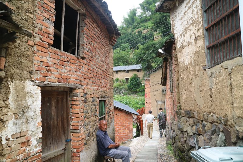 Daku, a mountain hamlet accessible only by dirt road, wants to become a tourist destination
