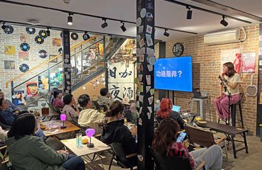 Lecturer speaking at an academic bar in Beijing