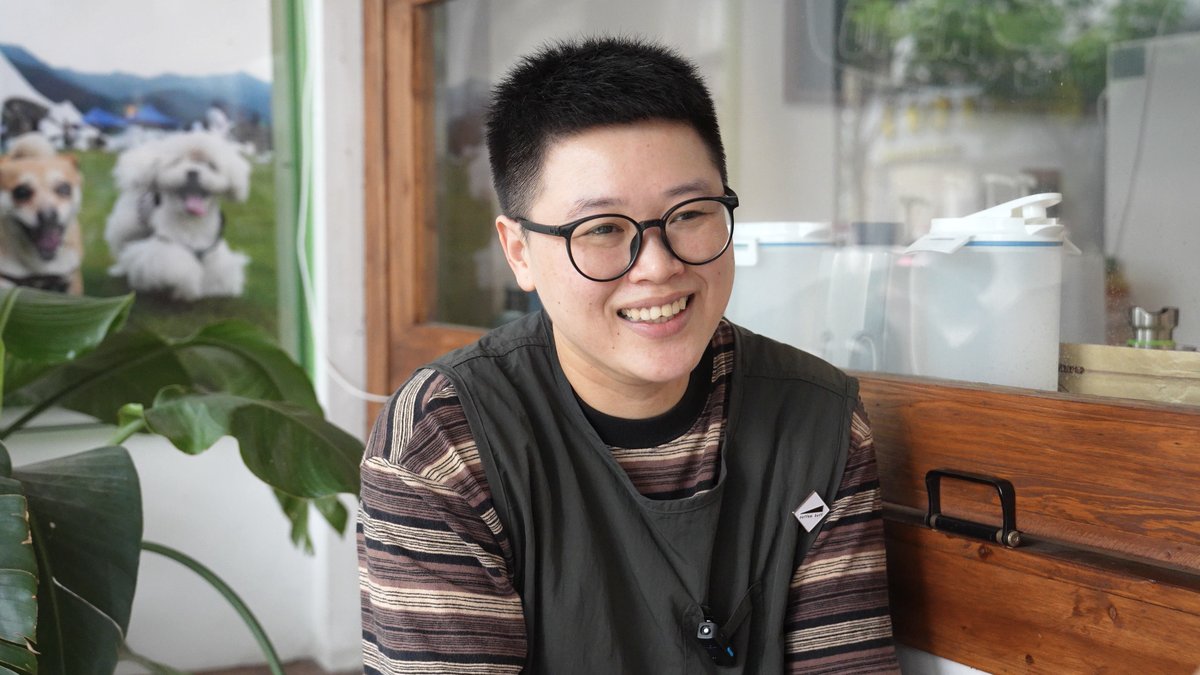 CHen Zhengye coffee shop owner of Sweet Dog Café