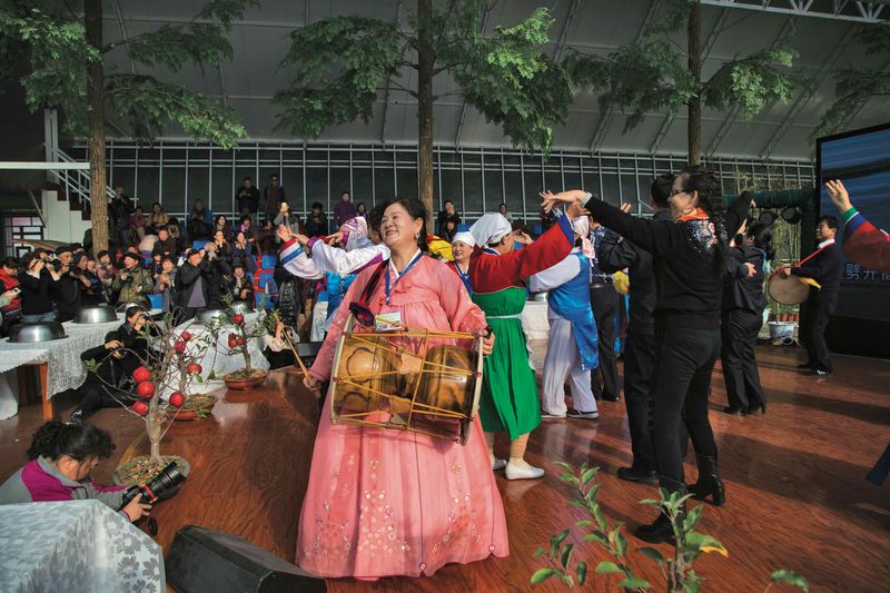 A woman performs on a traditional janggu at a kimchi festival outside Yanji (VCG)