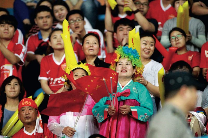 Chaoxianzu fans pack the stands for a match between the Yanbian Funde and Guangzhou Fuli football clubs (VCG)
