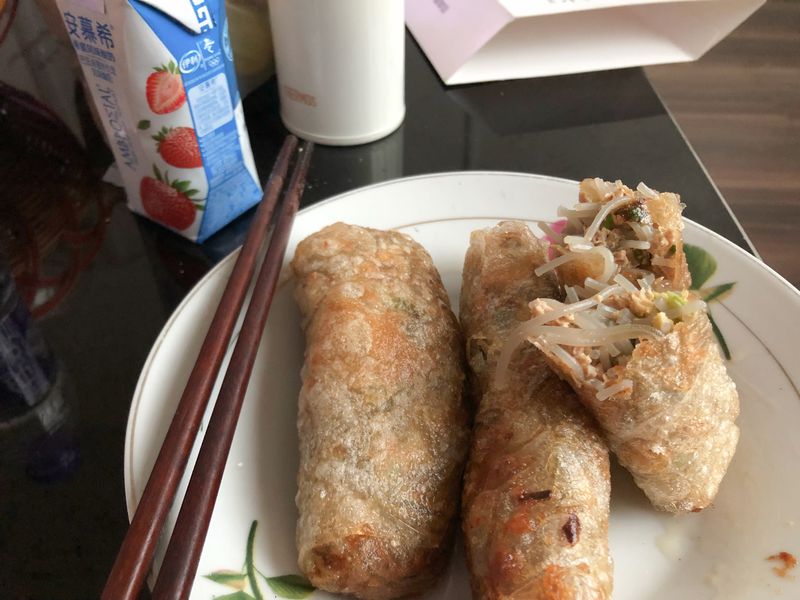 Spring rolls, a favorite food for Vietnamese brides in China