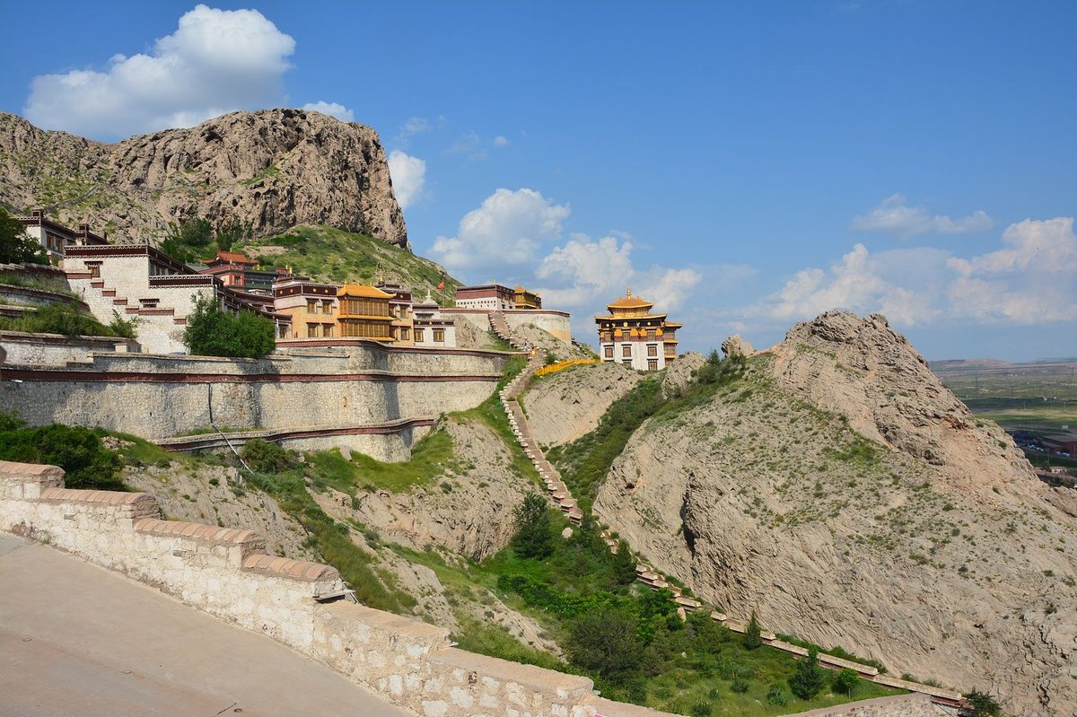 With over 200 years of history, the Manbala Monastery was the first higher education institution in western Inner Mongolia to teach Mongolian medicine