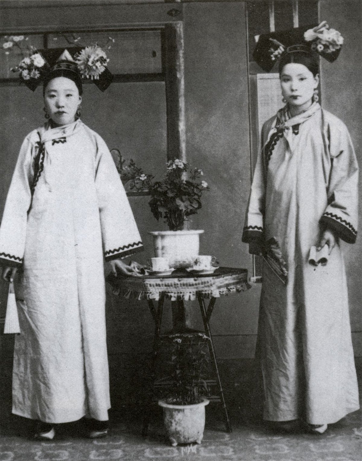 Side-slit robes were once worn by both Manchu men and women. After the establishment of the Qing dynasty, the robes gradually became women-only