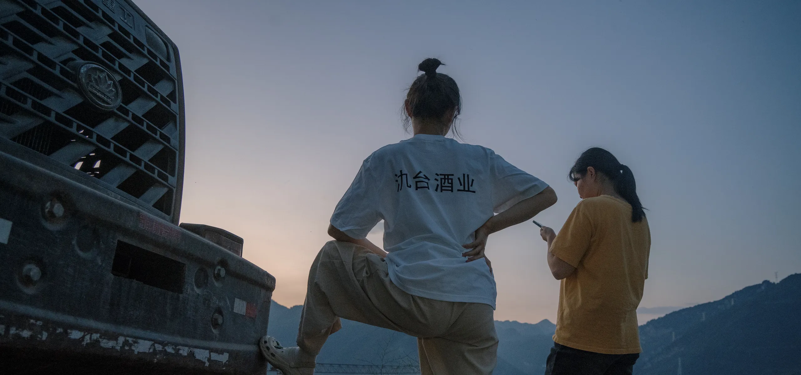 茅台镇酒厂女工下班后