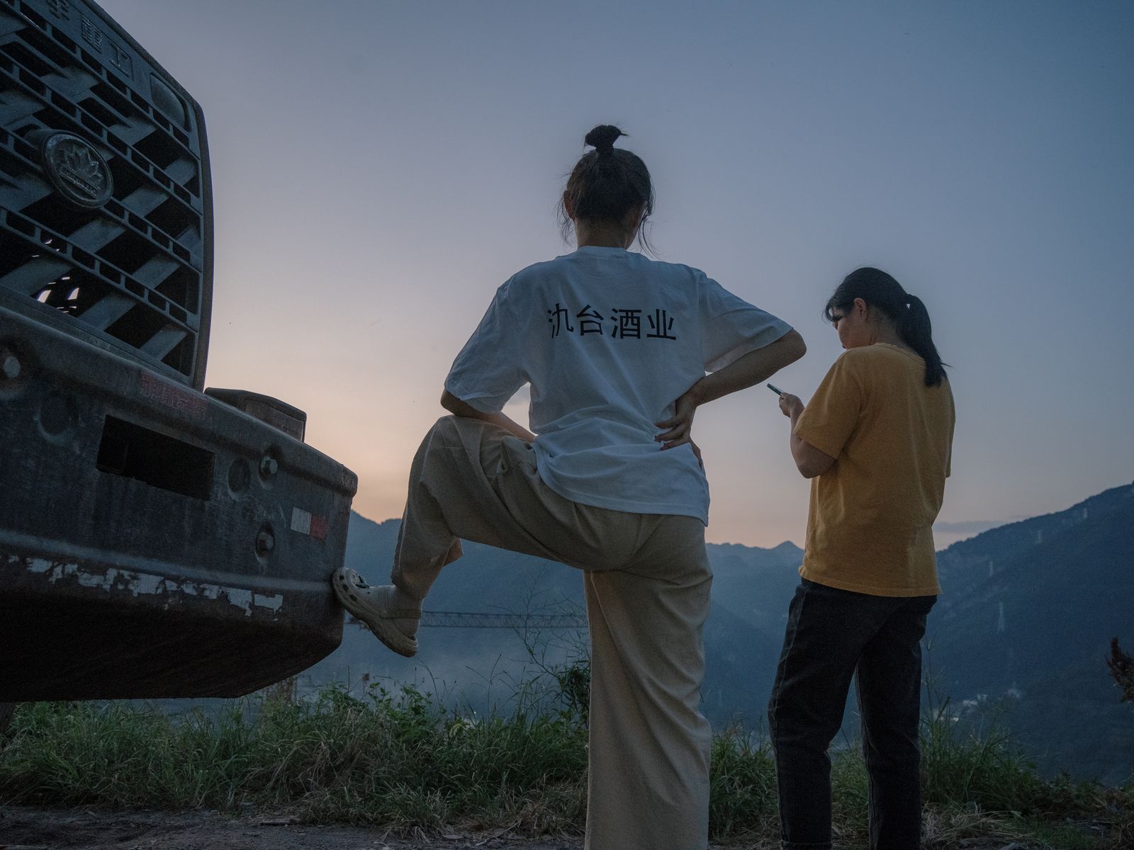 茅台镇酒厂女工下班后