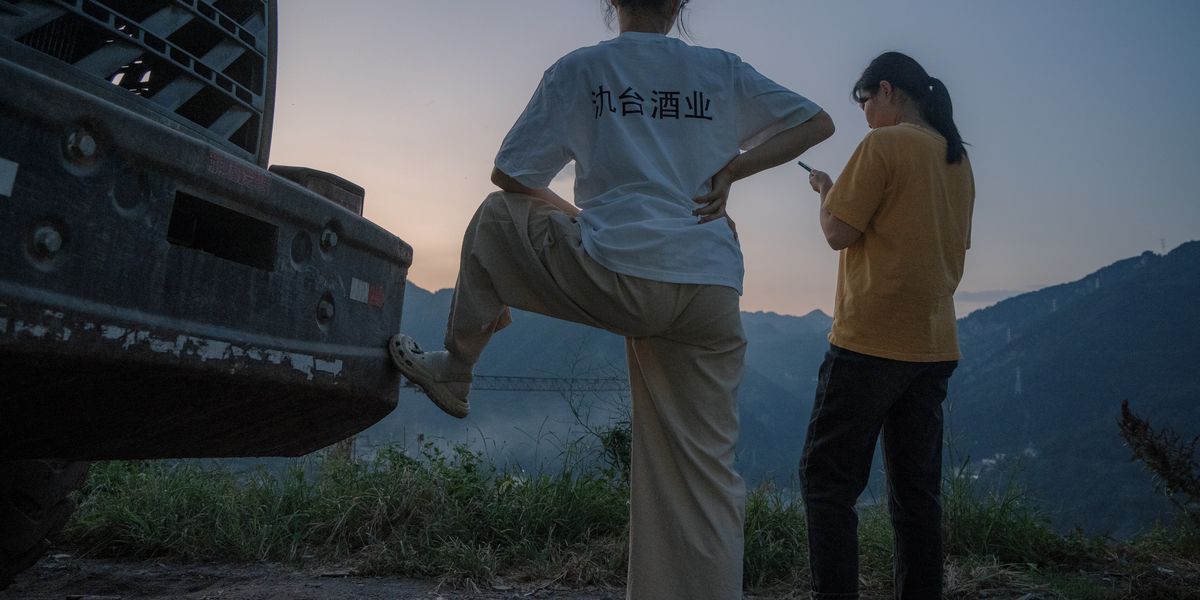 茅台镇酒厂女工下班后