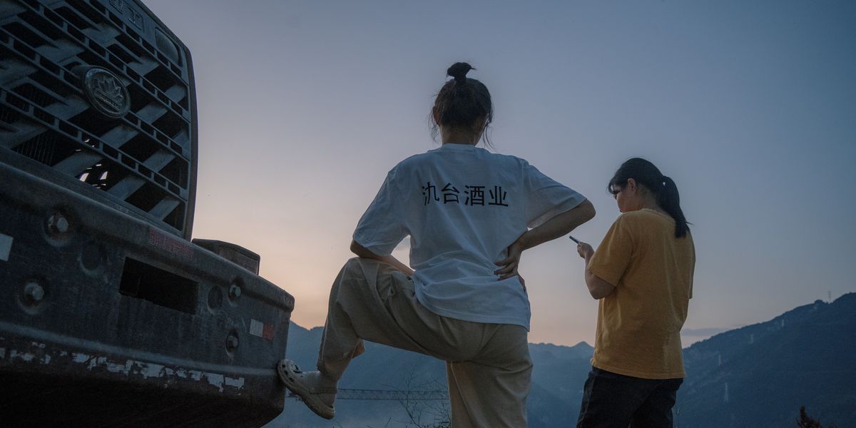 茅台镇酒厂女工下班后