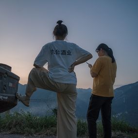 茅台镇酒厂女工下班后