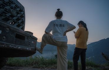 茅台镇酒厂女工下班后