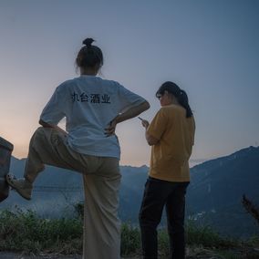 茅台镇酒厂女工下班后