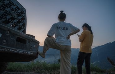 茅台镇酒厂女工下班后