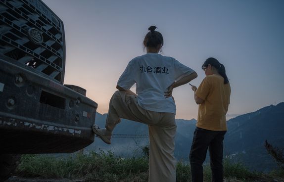 茅台镇酒厂女工下班后