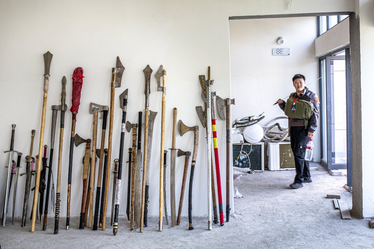The locker room at the Tongxiang venue displays a variety of Chinese and Western-style weapons, all blunted