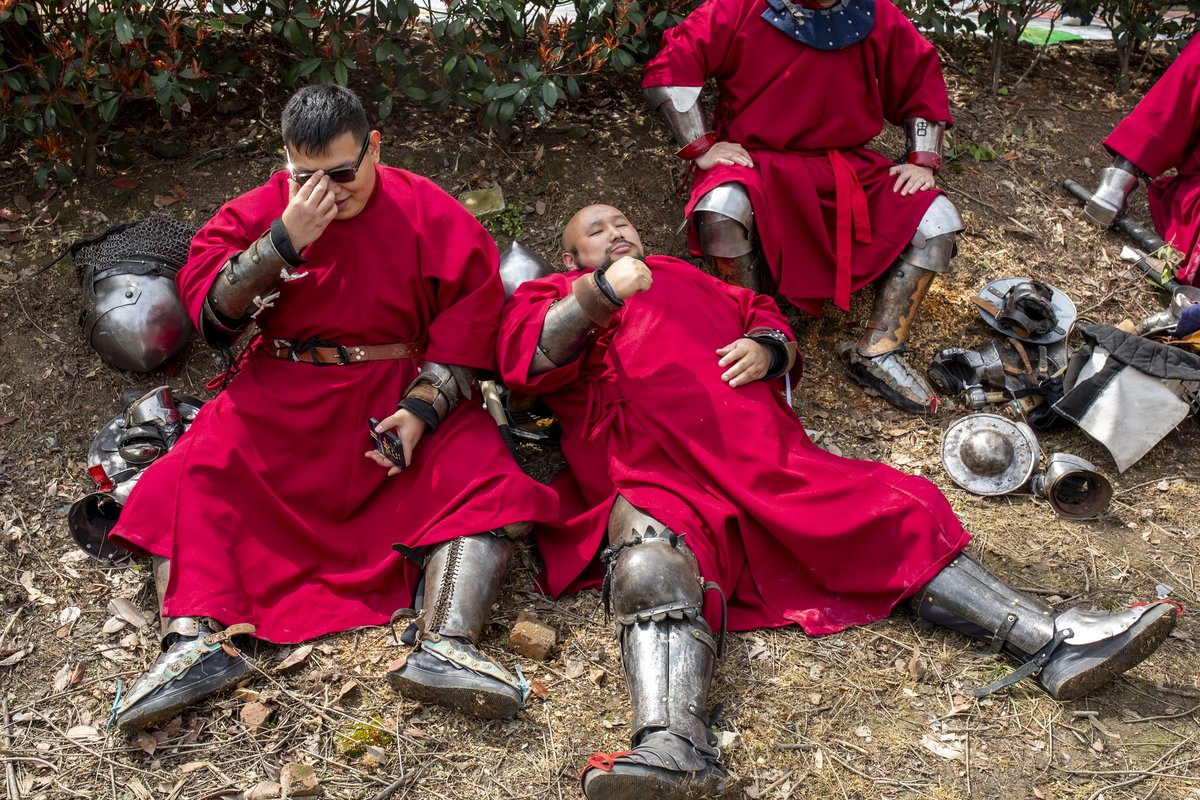 The armor is heavy and stiflingly hot and is not removed even during breaks, which is why buhurt competitions are usually held in spring and autumn
