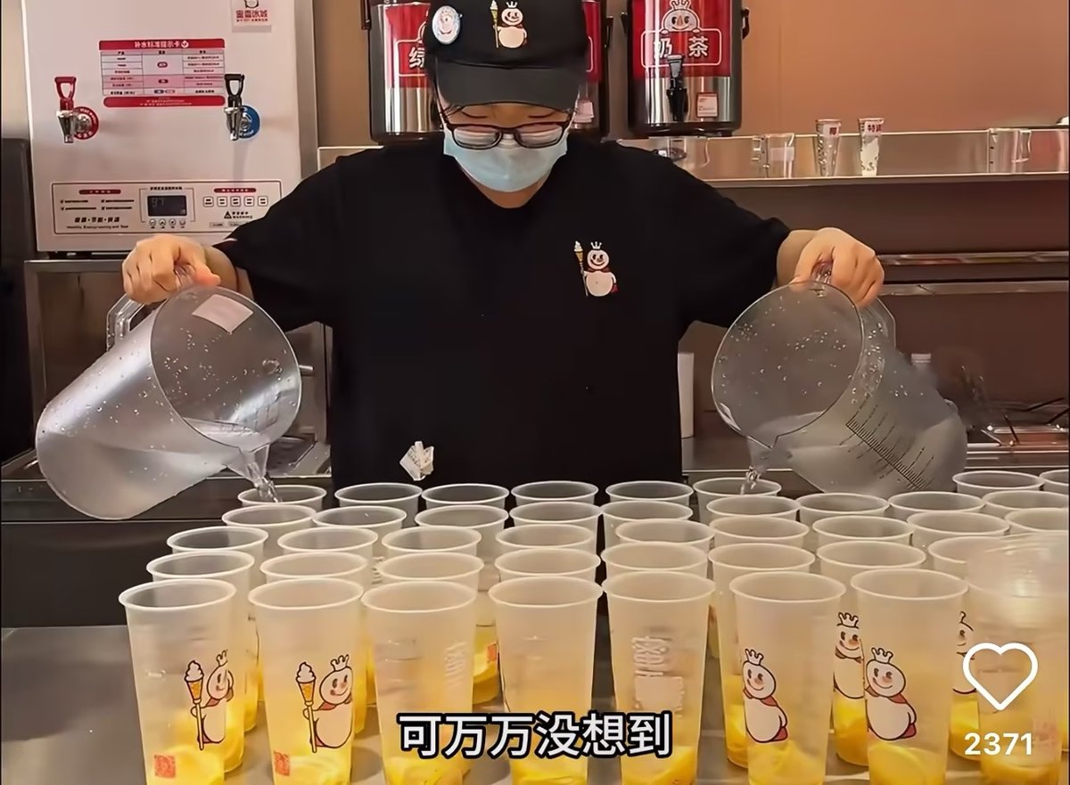 Mixue Bingcheng employee preparing beverages with lemons inside