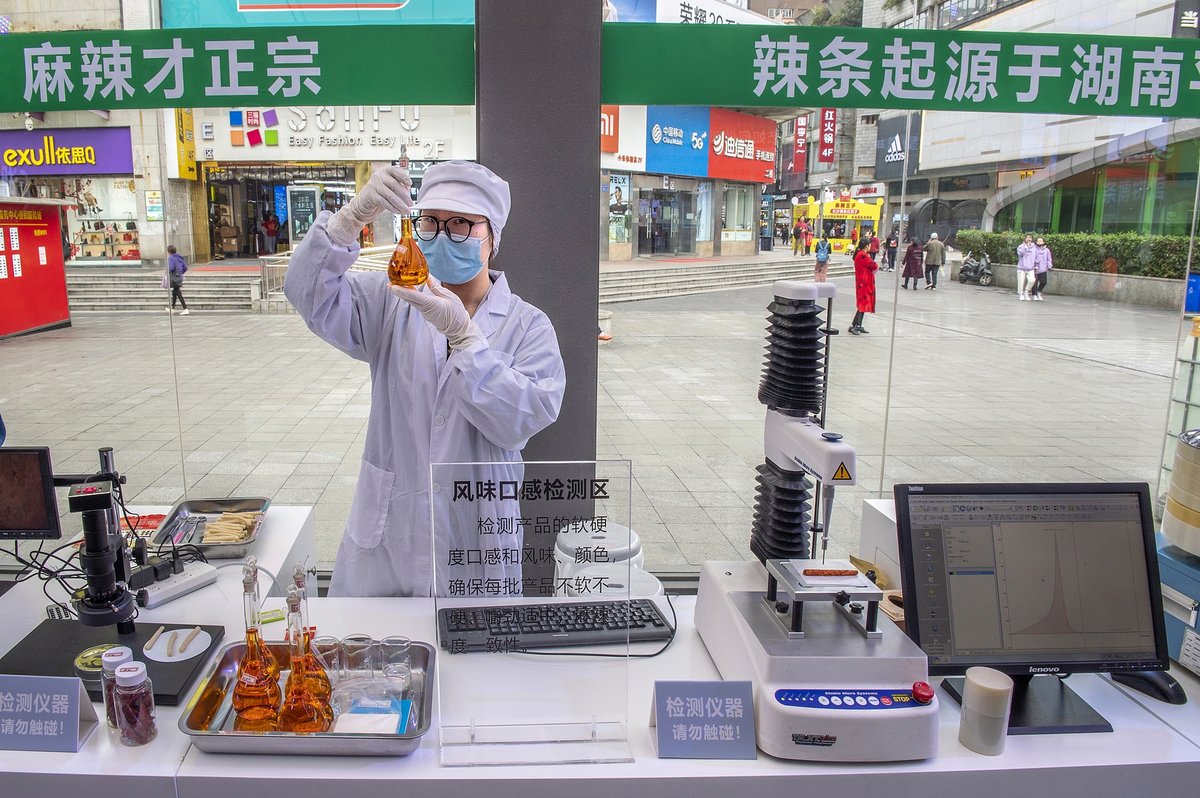 exhibition staff member demonstrating at the latiao museum, changsha