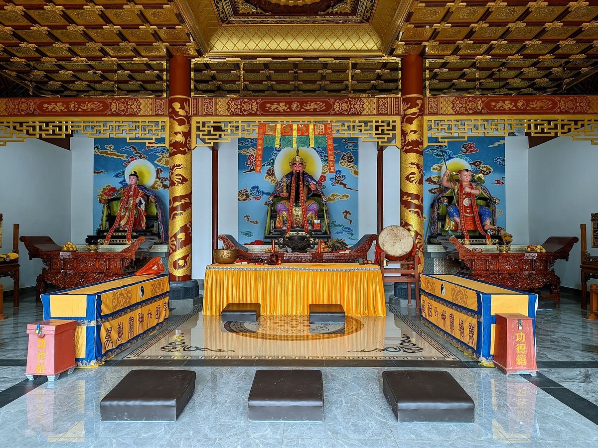 In a Daoist temple in Jiangyou, Sichuan, the entire family is worshiped. At the center stands the statue of Li Jing, with Lady Yin, Ne Zha’s mother, on the left, and Ne Zha on the right