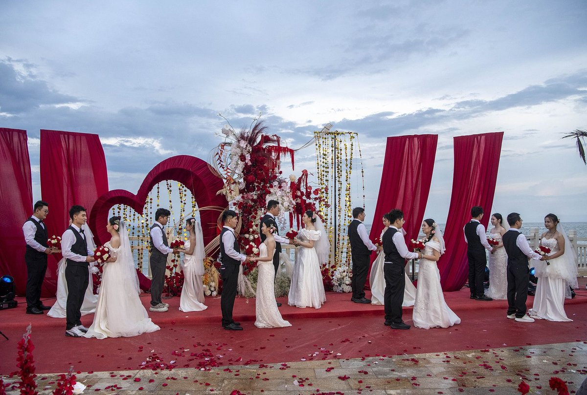 A mass wedding of nine couples in Qionghai, Hainan