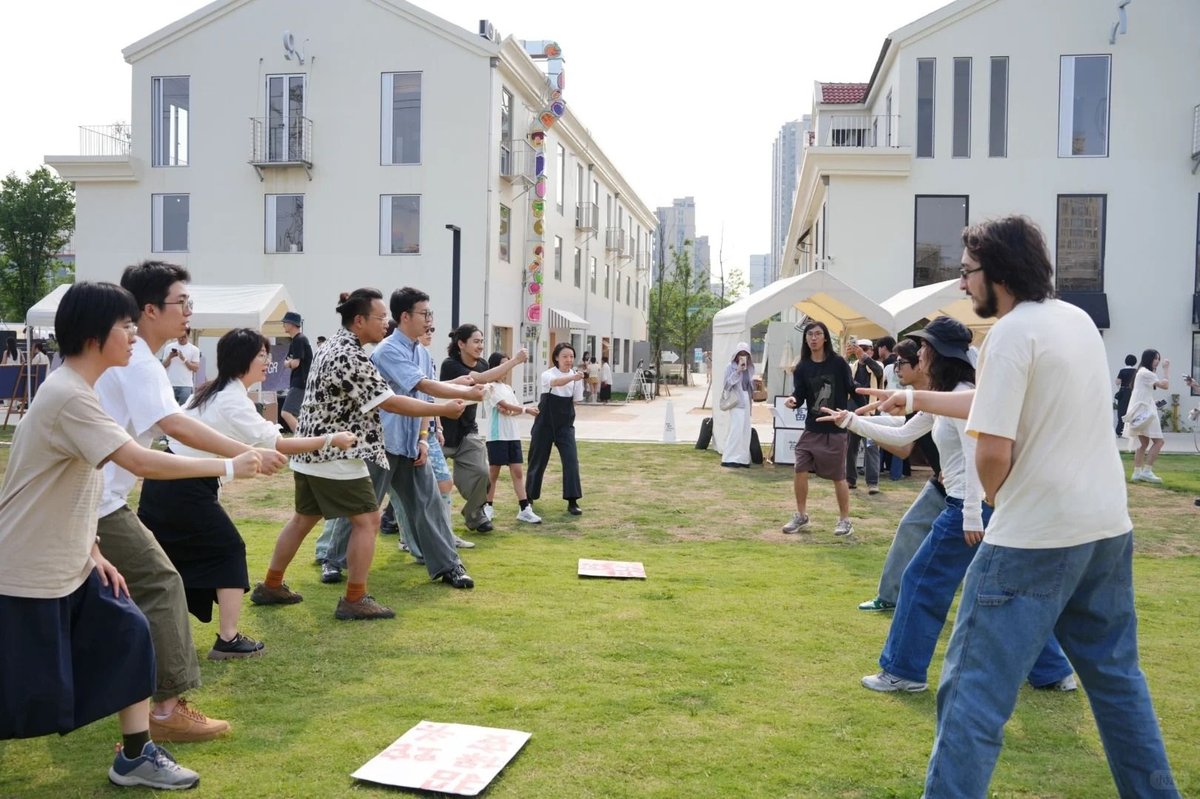Art game collective rect repair’s “Rock, Paper, Scissors Run” attracted participants at a spring market in Ningbo in 2025