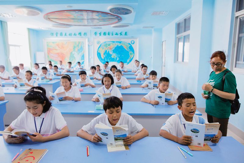 Tibetan middle school students attend an "ethnic class" in Guangdong province. 